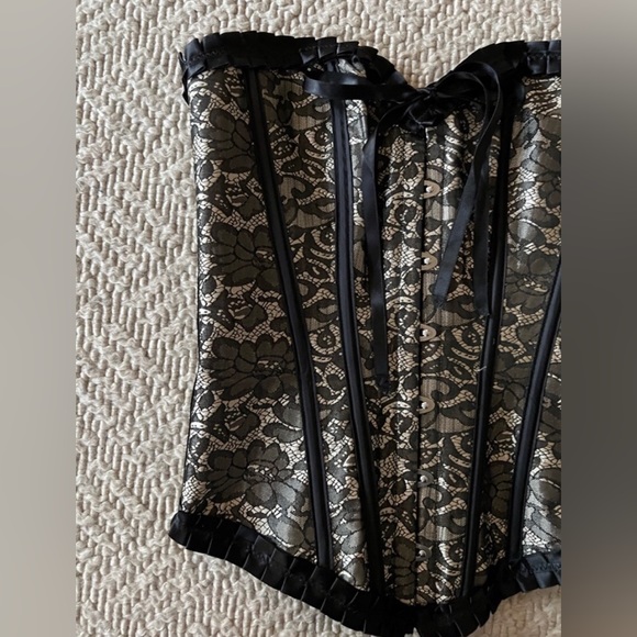 Lace up Corset - Lace Print Black on Gold - Picture 4 of 12